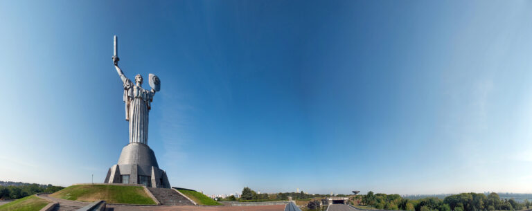 mother-of-the-fatherland-monument-in-kiev-ukraine-the-sculptur